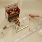 LITTLE DUTCH. Βαλιτσάκι παιχνιδιού με πίστα αγώνων FSC - Image 2