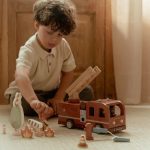 LITTLE DUTCH. Ξύλινο πυροσβεστικό όχημα με αξεσουάρ FSC - Image 7