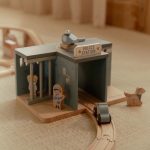 LITTLE DUTCH. Ξύλινο αστυνομικό τμήμα με αξεσουάρ FSC - Image 2