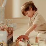 LITTLE DUTCH. Βαλιτσάκι παιχνιδιού με πίστα αγώνων FSC - Image 5