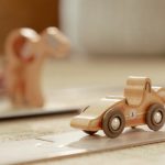 LITTLE DUTCH. Βαλιτσάκι παιχνιδιού με πίστα αγώνων FSC - Image 4