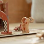 LITTLE DUTCH. Βαλιτσάκι παιχνιδιού με πίστα αγώνων FSC - Image 3