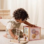 LITTLE DUTCH. Ξύλινος κύβος δραστηριοτήτων Fairy Garden - Image 2