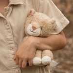 LITTLE DUTCH. Υφασμάτινο λιονταράκι με λουλουδάκι Safari Friends - Image 2