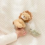 LITTLE DUTCH. Υφασμάτινη κουδουνίστρα λιονταράκι με κρίκο Safari Friends - Image 2